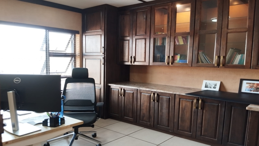 5 Bedroom Property for Sale in Van Der Hoff Park North West